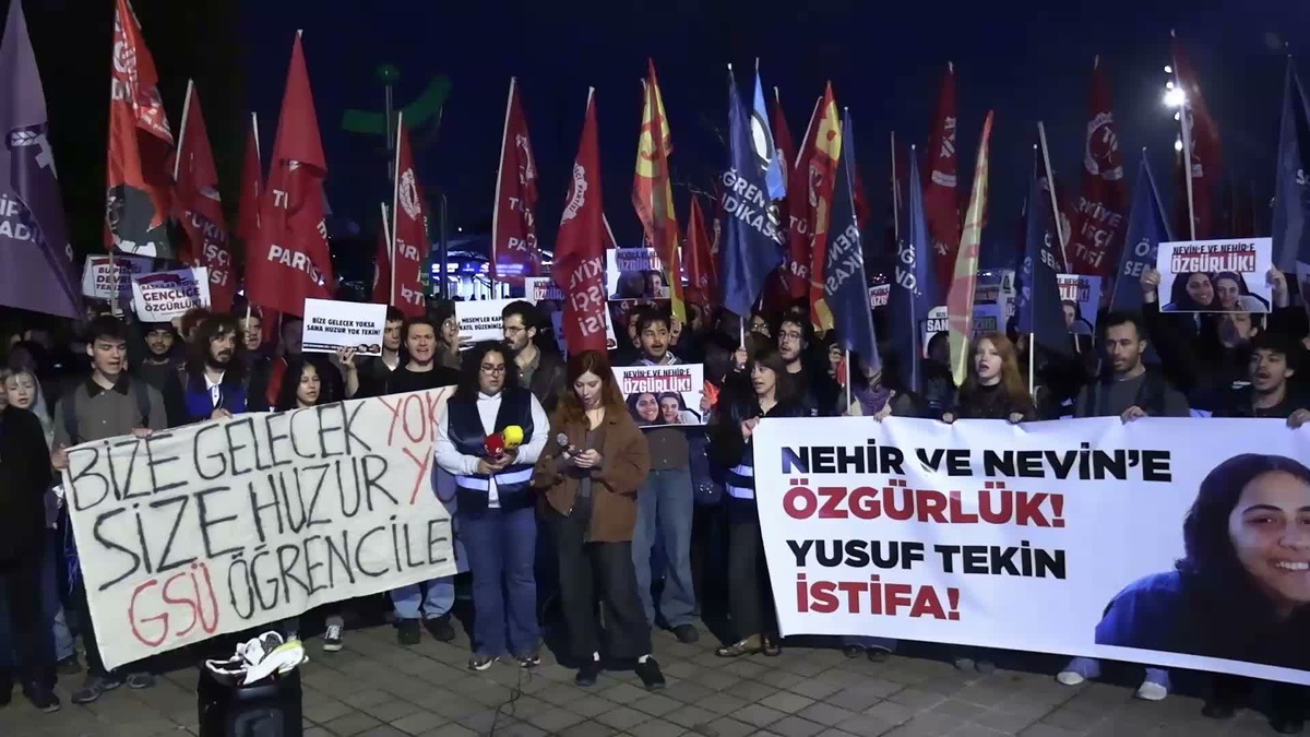 TİP, pankart astıkları gerekçesiyle tutuklanan 2 öğrenci için Beşiktaş'ta toplandı