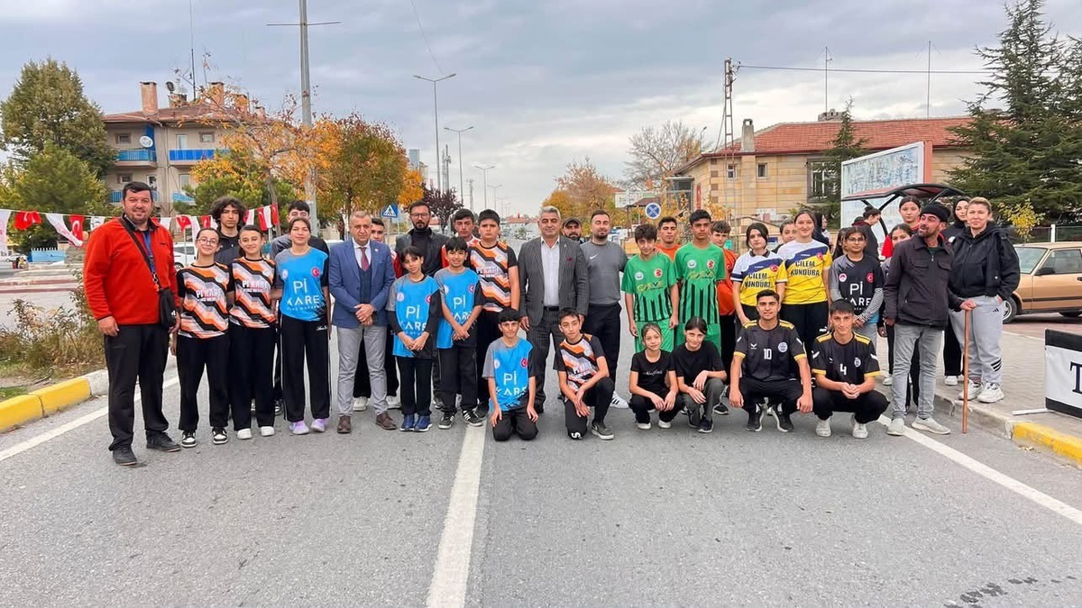 Tomarza'da ilköğretim öğrencileri 29 Ekim Cumhuriyet Kupası için atletizmde yarıştı