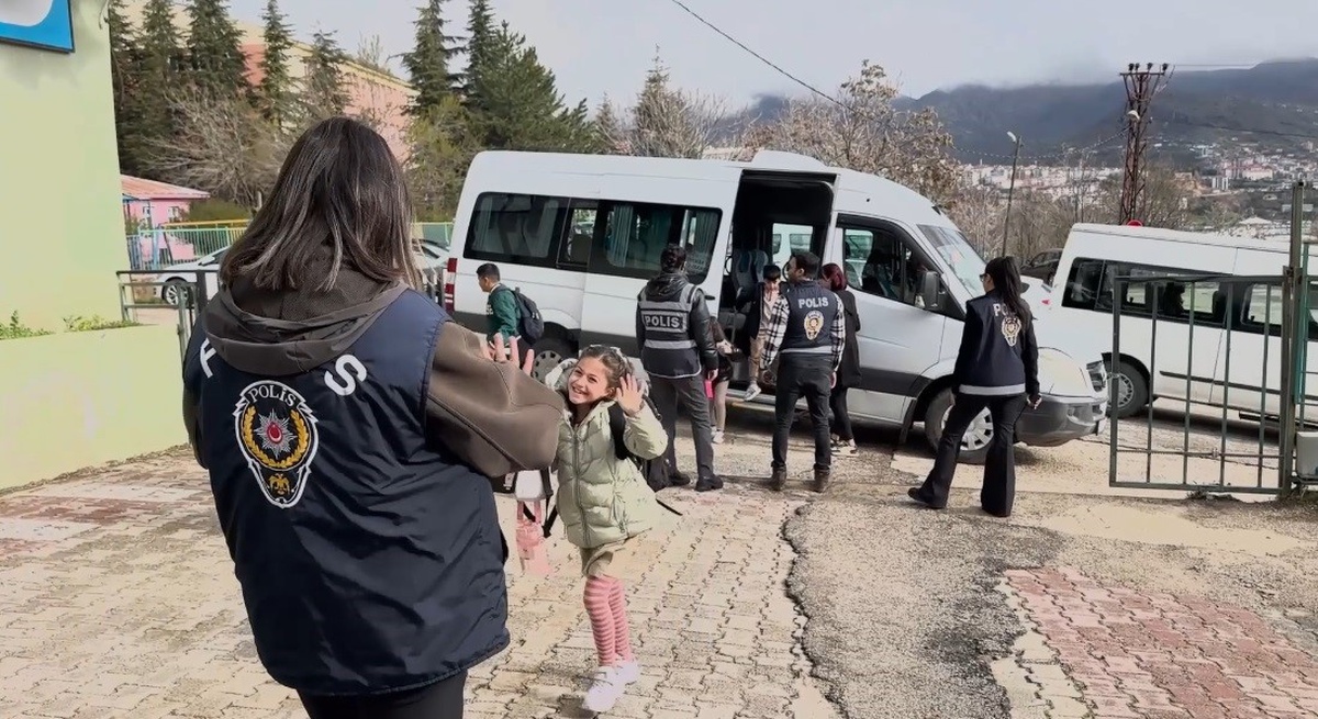 Tunceli Emniyet Müdürlüğü okul çevresi denetiminde 4 bin 242 kişiyi sorguladı