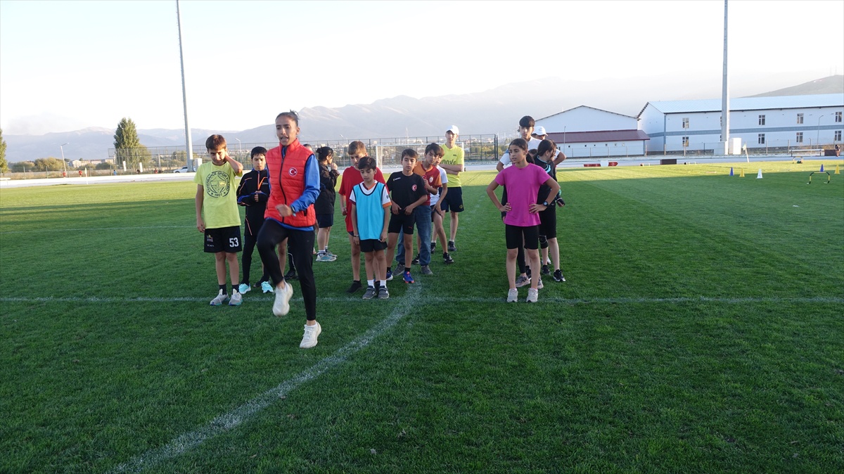Türkiye rekortmeni Derya Kunur, Muş'ta çocukları atletizme kazandırıyor