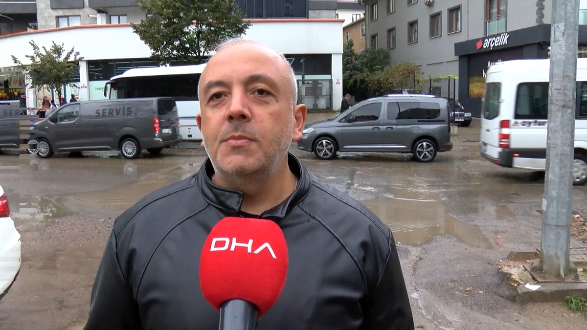 Tuzla'da sağanakta suda kalan 2 servis minibüsündeki 41 personel tahliye edildi