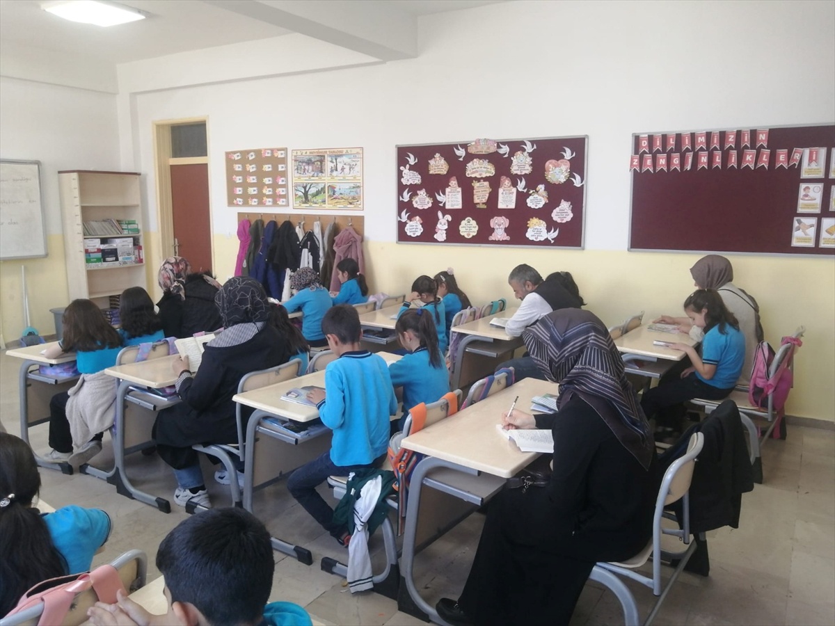 Ulaş İlkokulu 3/B öğrencileri, 'Ailemle Eğitim Yolculuğu'nda aileleriyle kitap okudu