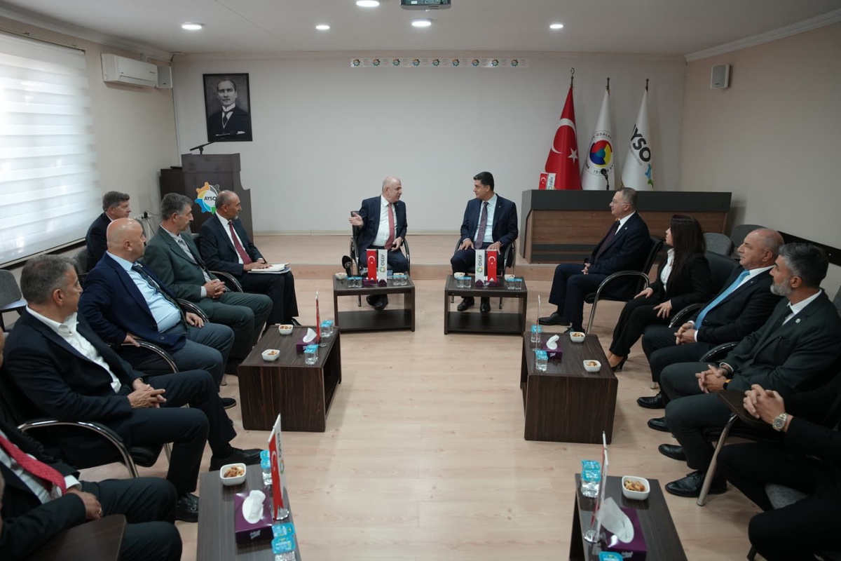 Ümit Özdağ, Aydın’da sanayi odası ve vakıf ziyaretlerinin ardından esnafla buluştu