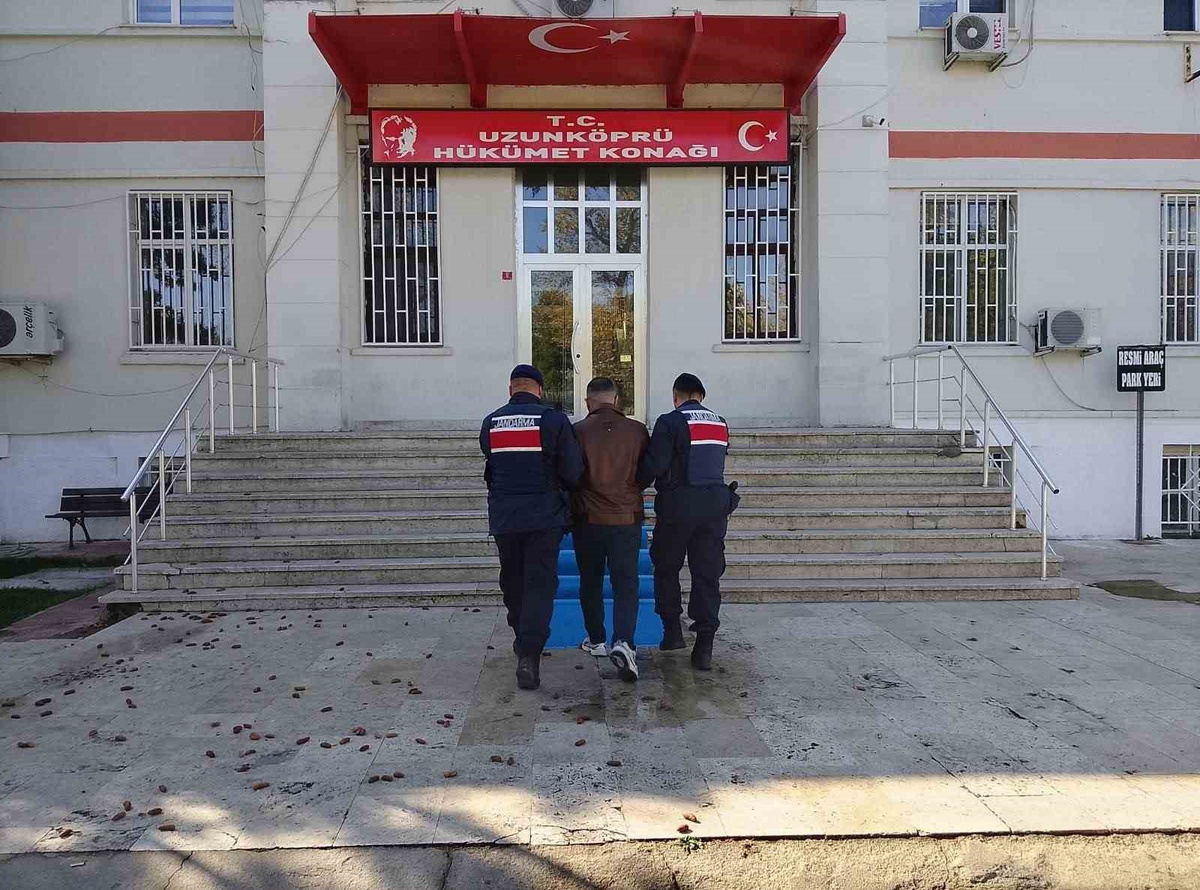 Uzunköprü'de 3 ayrı noktada 23 düzensiz göçmen yakalandı, organizatör tutuklandı