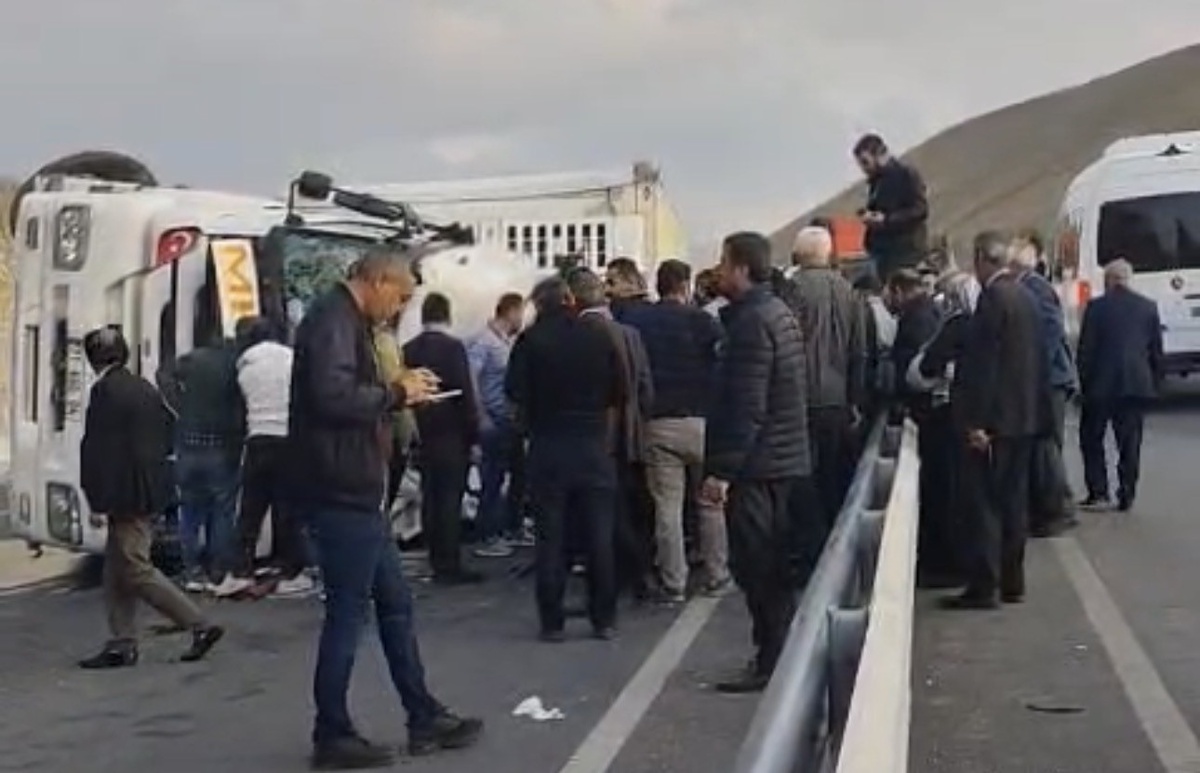 Van Gürpınar'da Zernek Barajı yakınlarında tır devrildi, 1 kişi yaralandı