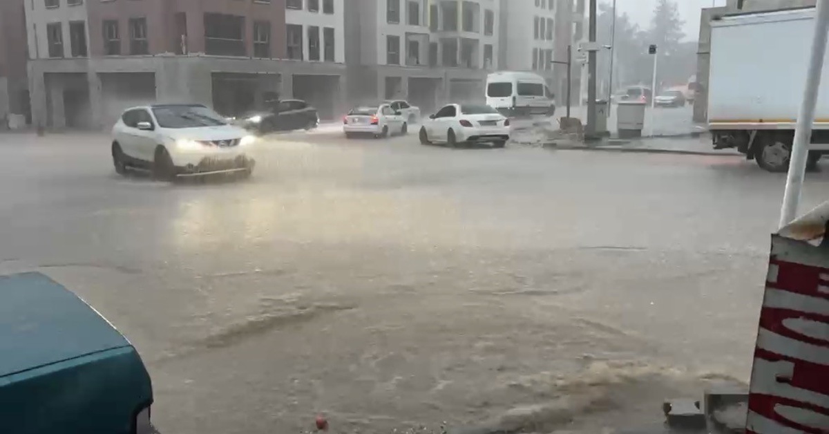 Adıyaman Besni'de sağanak sokakları göle çevirdi, köy yollarında taşkın oluştu