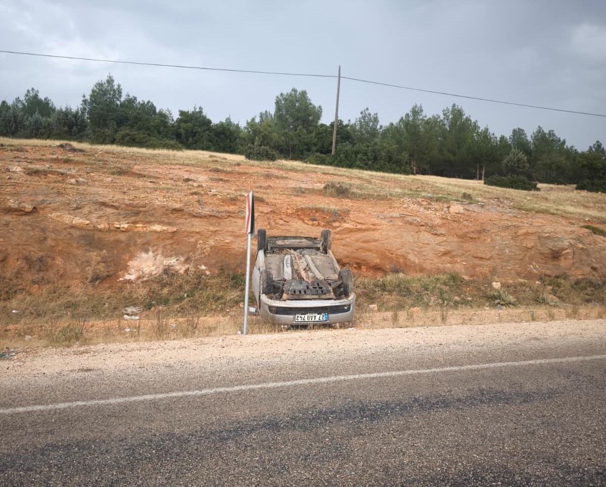 Adıyaman Besni'de takla atan otomobildeki 2 kişi yara almadan kurtuldu
