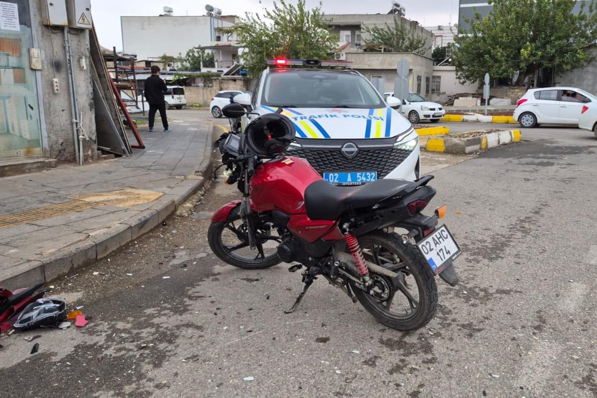 Otomobille çarpışan motosikletlinden beklenmedik hareket