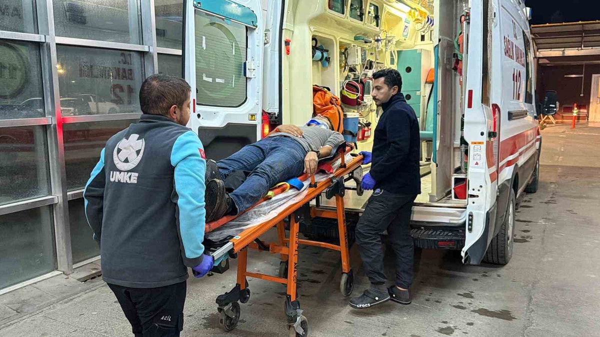 Adıyaman'da yağmur sonrası kaygan yolda motosiklet devrildi, sürücü yaralandı
