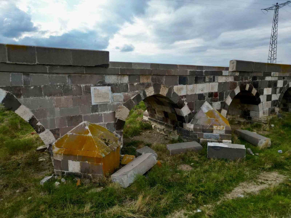 Afyonkarahisar Bolvadin'deki tarihi Kırkgöz Köprüsü bakımsızlık nedeniyle tahrip oldu