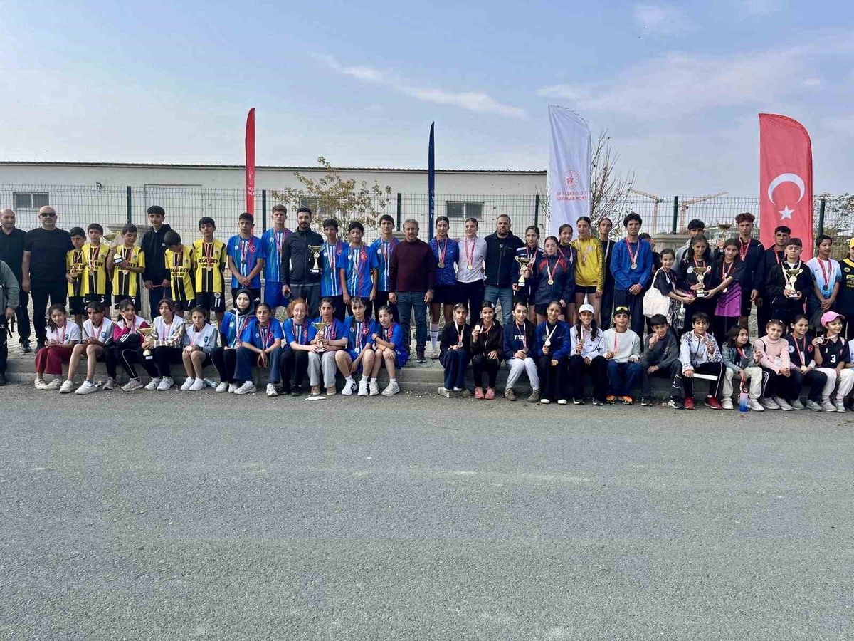 Ağrı'da okul sporları kros müsabakaları yıldızlar ve gençlerde tamamlandı