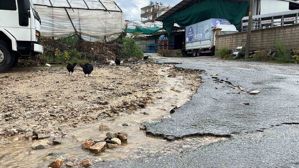 Alanya'da sağanak Konaklı'da su baskınına neden oldu, pazar esnafı zor anlar yaşadı