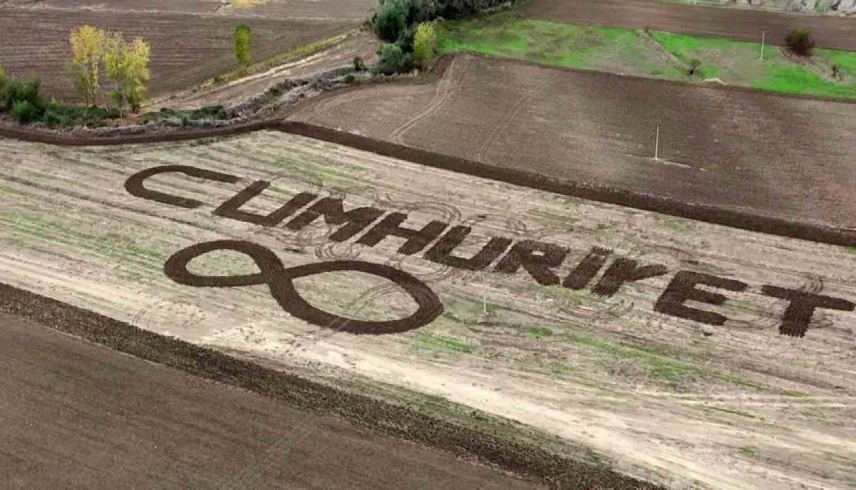 Merzifonlu genç çiftçi, tarlasına traktörüyle Cumhuriyet yazarak kutladı