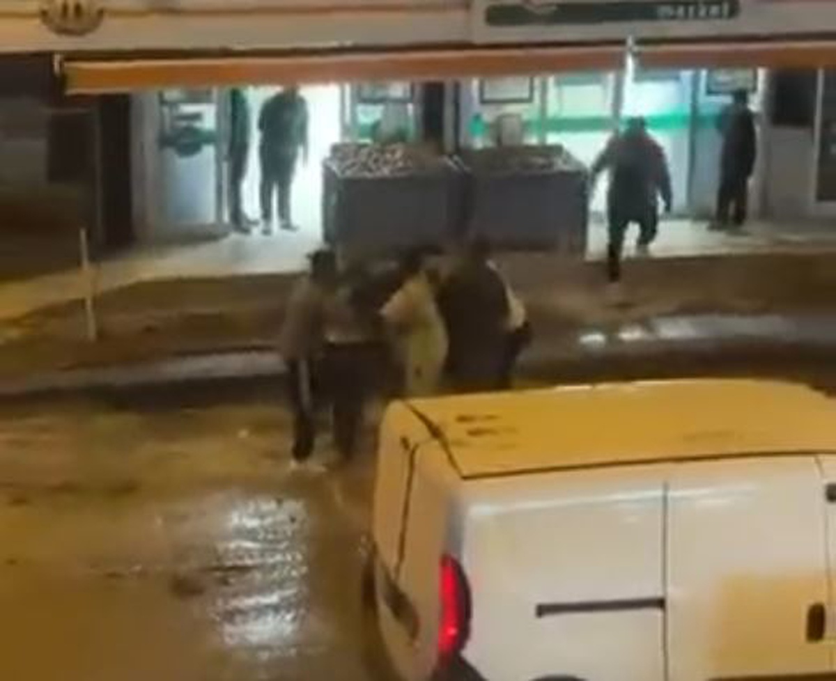 Ankara Polatlı'da kaldırım işçileri kavga etti, diğer işçiler ayırdı