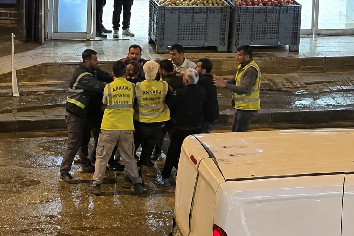 Belediye işçileri birbirine girdi! Kaldırımda meydan kavgası