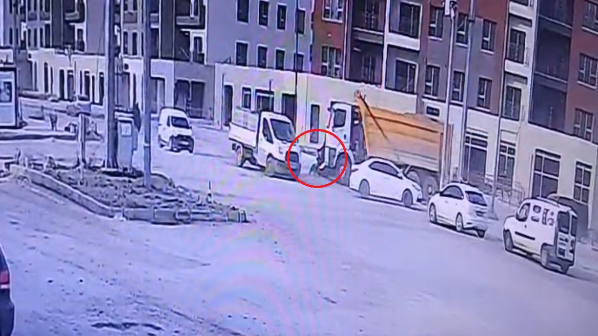 Antakya'da hafriyat kamyonuyla çarpışan motosikletin sürücüsü öldü, kaza görüntülendi