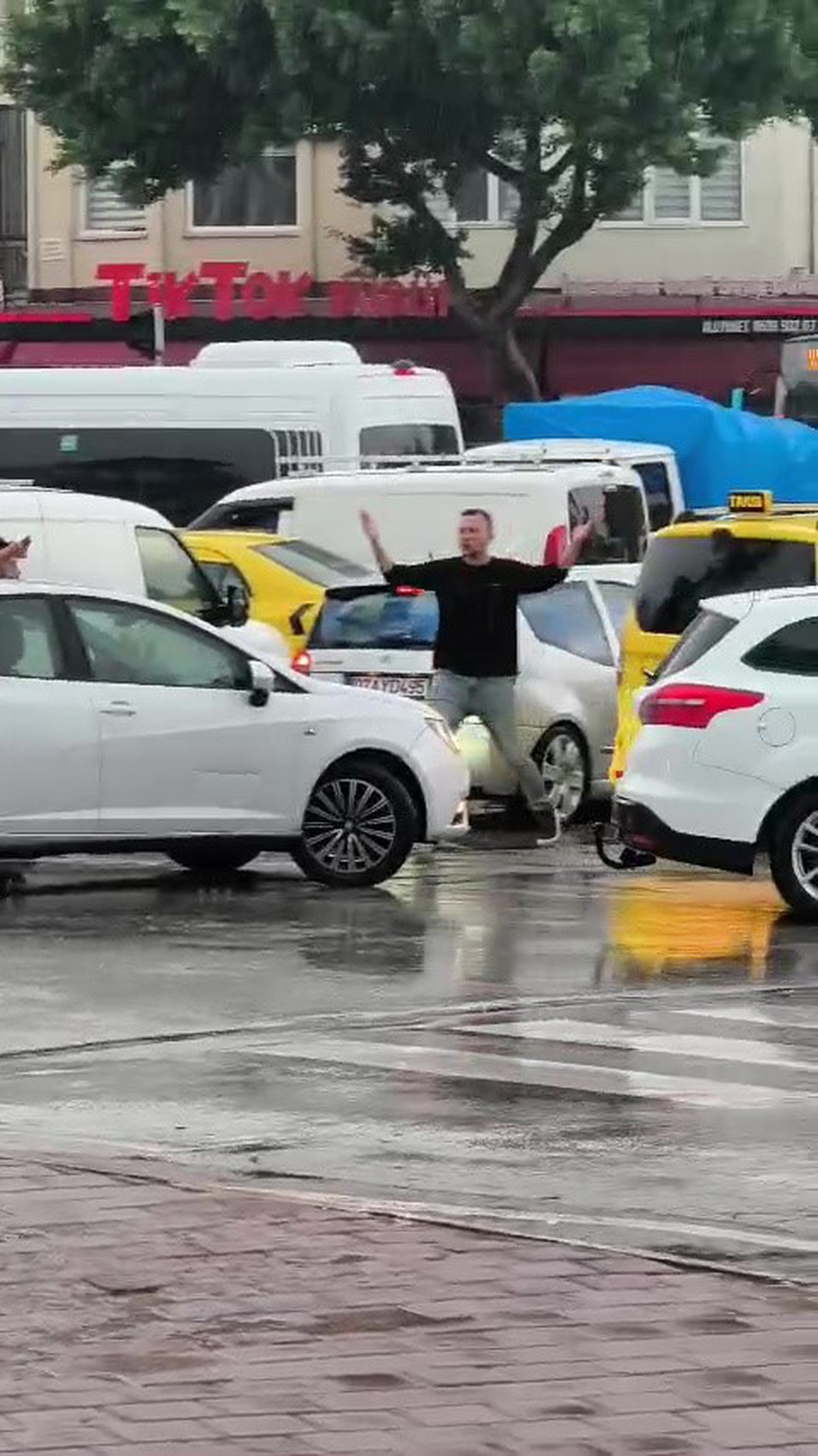 Antalya Muratpaşa'da trafik ışıkları çalışmayınca kavşak kilitlendi, sürücüler trafiği açtı