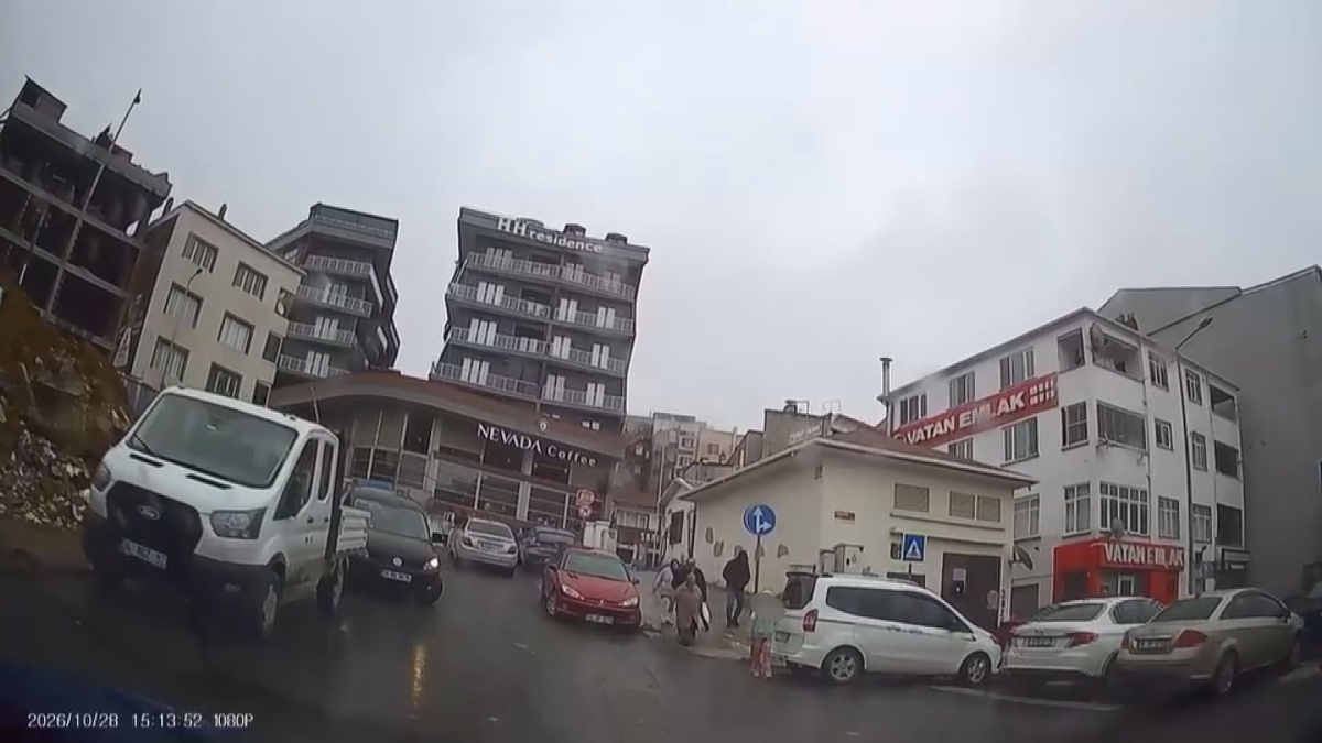 Arnavutköy'de ters yönden geldiği iddia edilen araç, yaya geçidindeki kız çocuğuna çarptı! O an kamerada