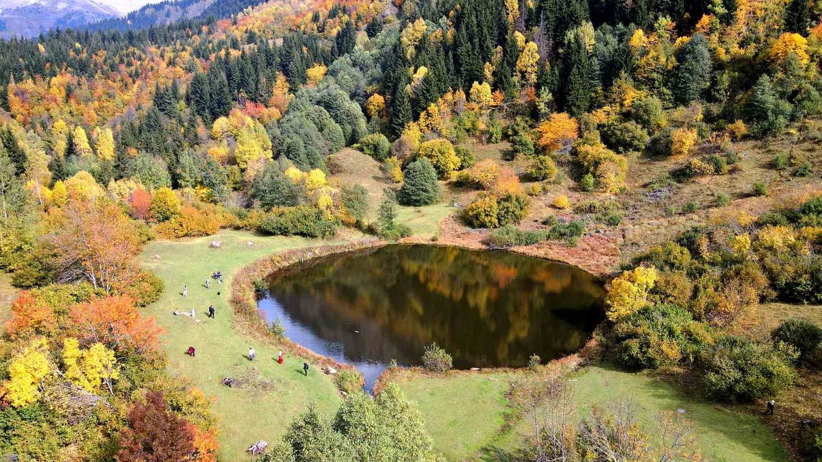 Artvin Şavşat'taki Rutav Gölü'nde sonbahar renkleri su yüzeyine yansıdı