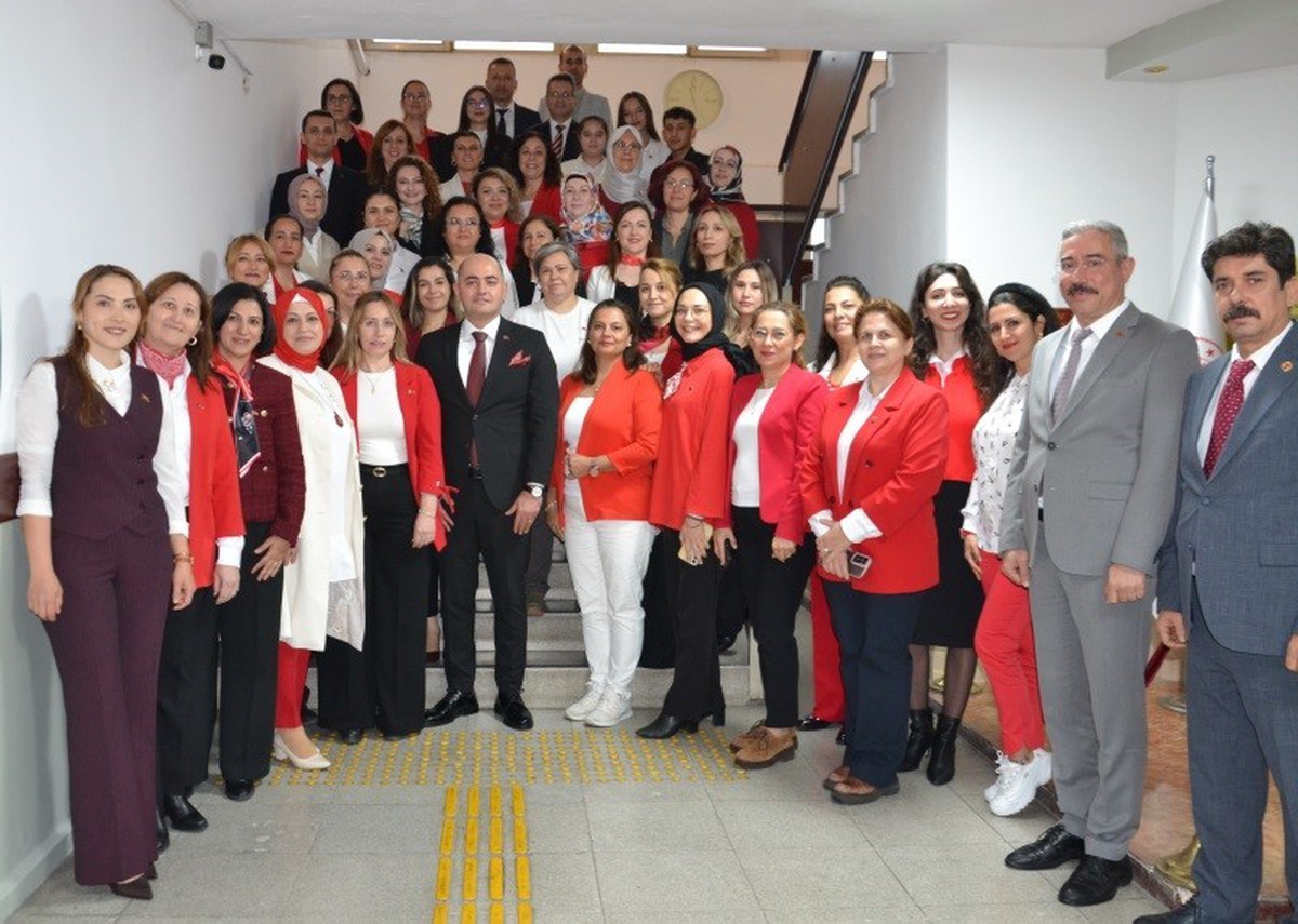 Aydın Başsavcısı Arısoy, Cumhuriyet Bayramı'nda adliye personeline rozet taktı
