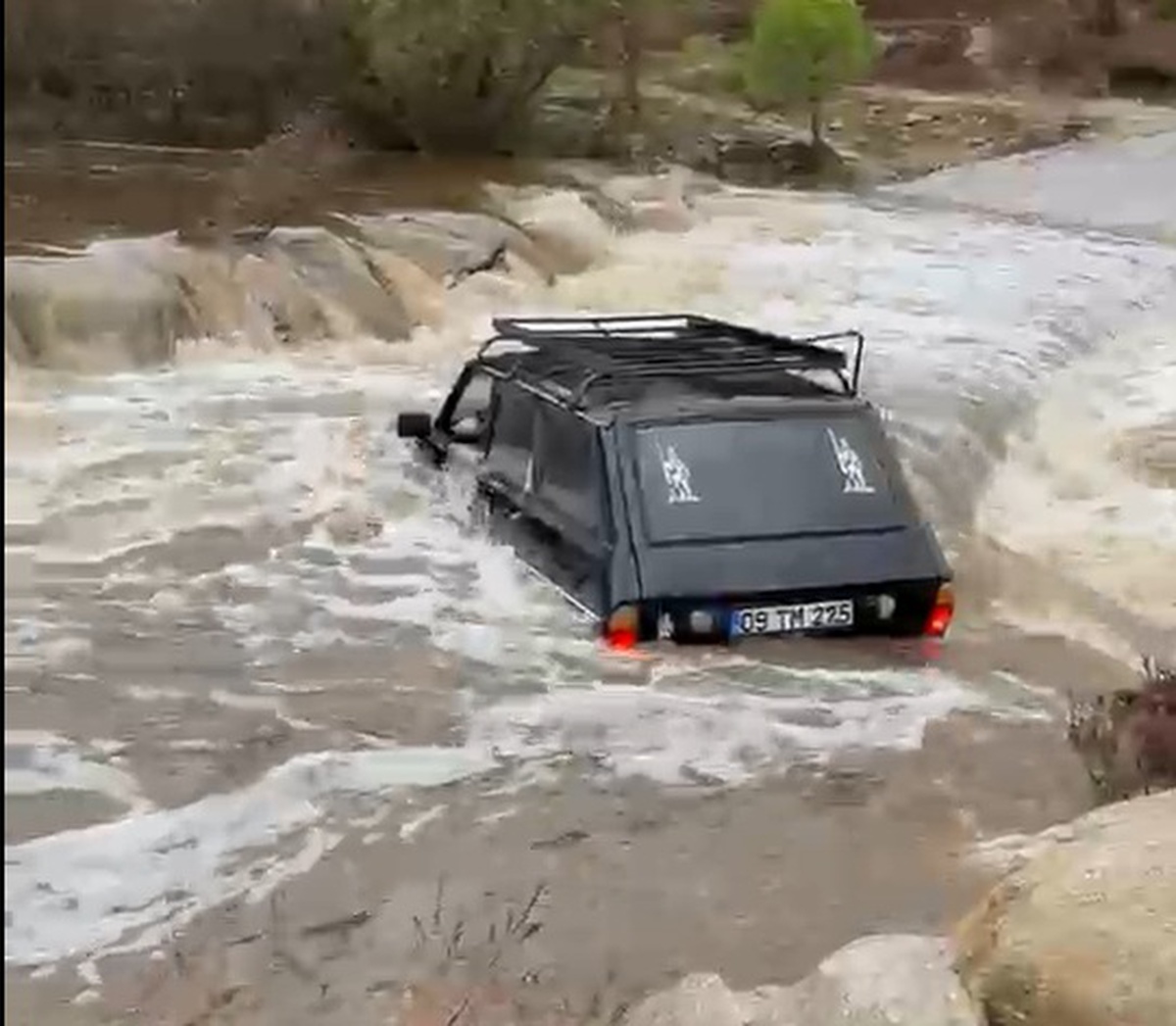 Aydın Koçarlı'da sel sularına kapılan otomobildeki sürücü ve yolcu kurtarıldı