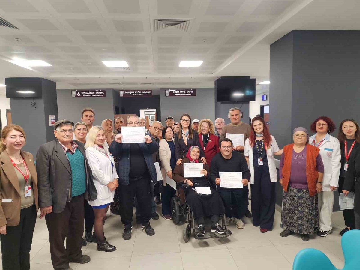 Aydın Şehir Hastanesi Diyabet Okulu'nu tamamlayan 18 hasta sertifika aldı