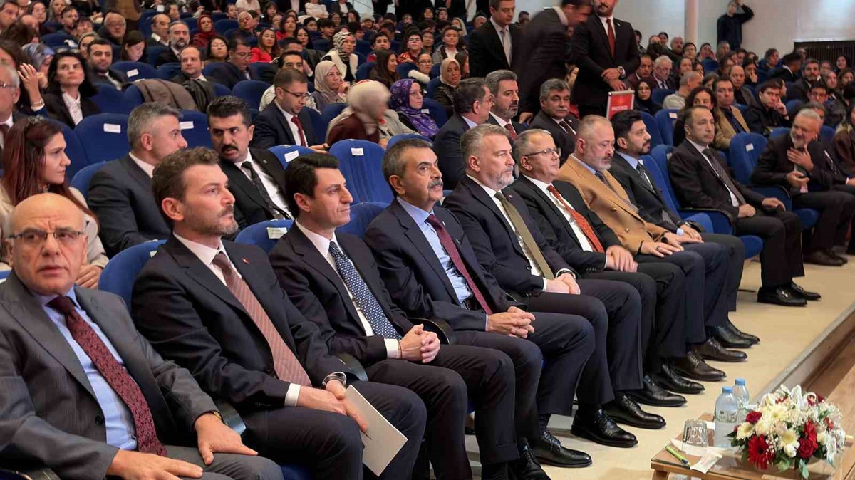 Bakan Tekin, yapay zeka destekli yeni EBA'yı 6 milyon aktif kullanıcıyla tanıttı