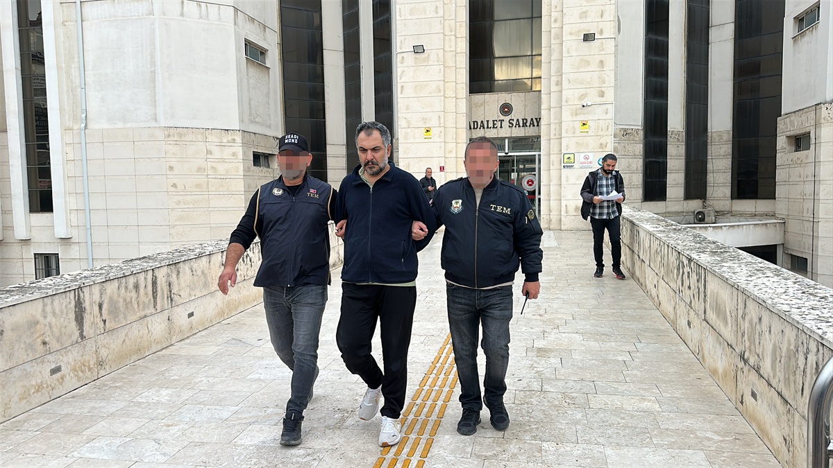 Balıkesir Edremit'te Atatürk'e ve Türk bayrağına hakaretten öğretmen tutuklandı