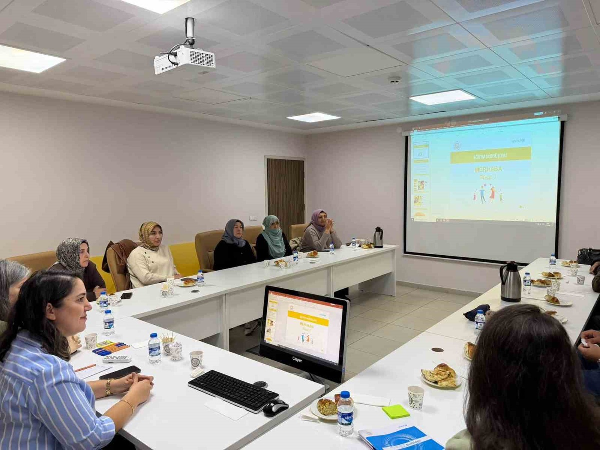 Bayburt'ta koruyucu ailelere çocuklarla iletişim ve güven ilişkisi eğitimi