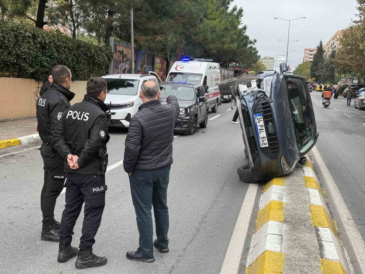 Beylikdüzü'nde çarpışan iki araçtan biri yan yattı, sürücüyü vatandaşlar çıkardı
