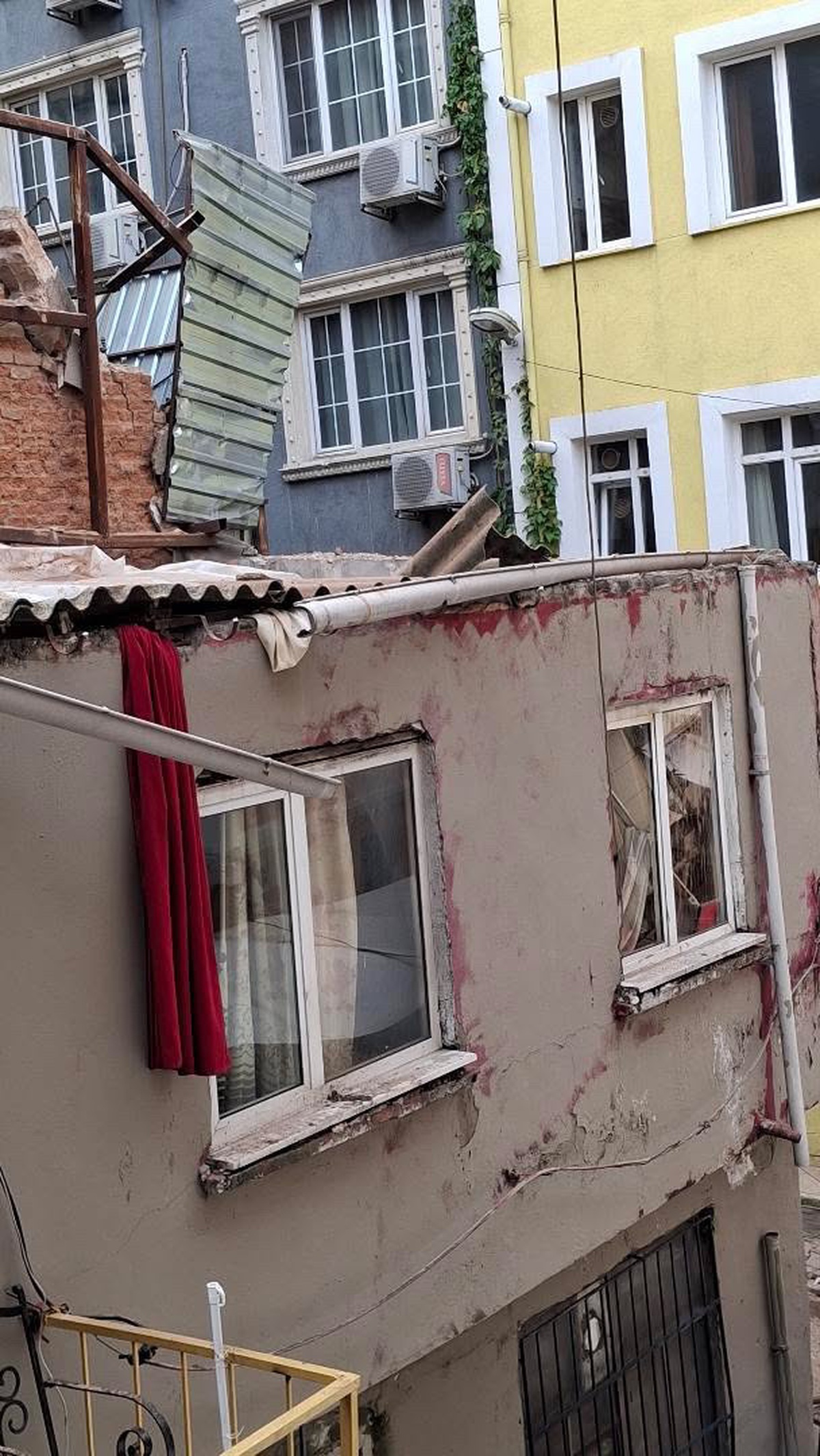 Beyoğlu'nda 5 katlı metruk bina çöktü, ilk belirlemelere göre can kaybı yok