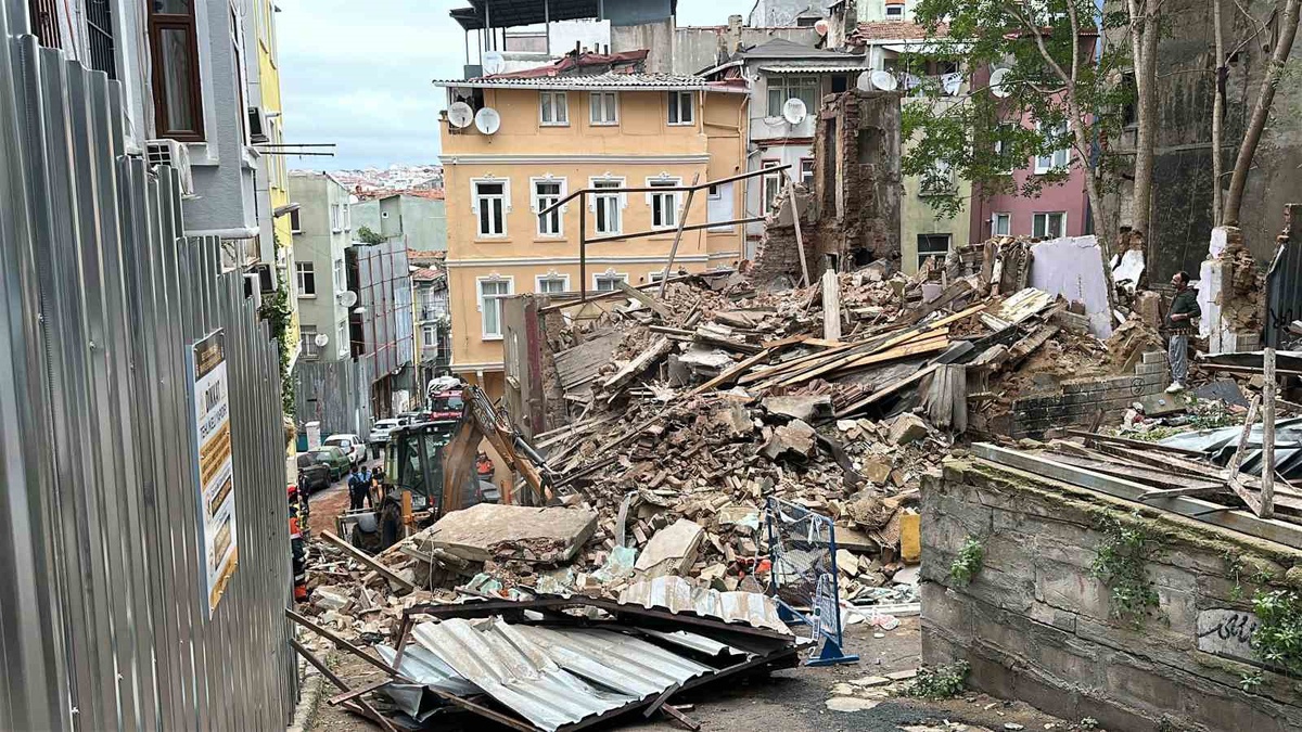 Beyoğlu'nda 5 katlı metruk bina çöktü, yan bina da zarar gördü