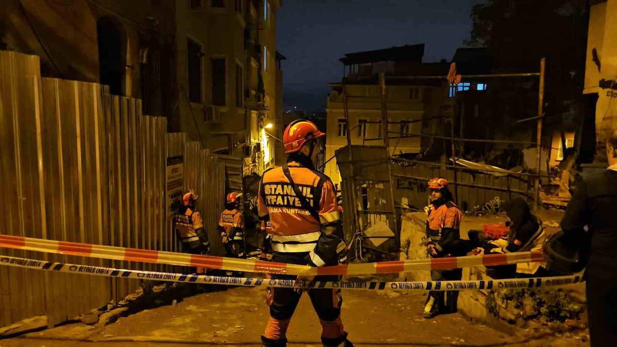 Beyoğlu'nda çöken 5 katlı metruk binada arama tamamlandı: Can kaybı yok