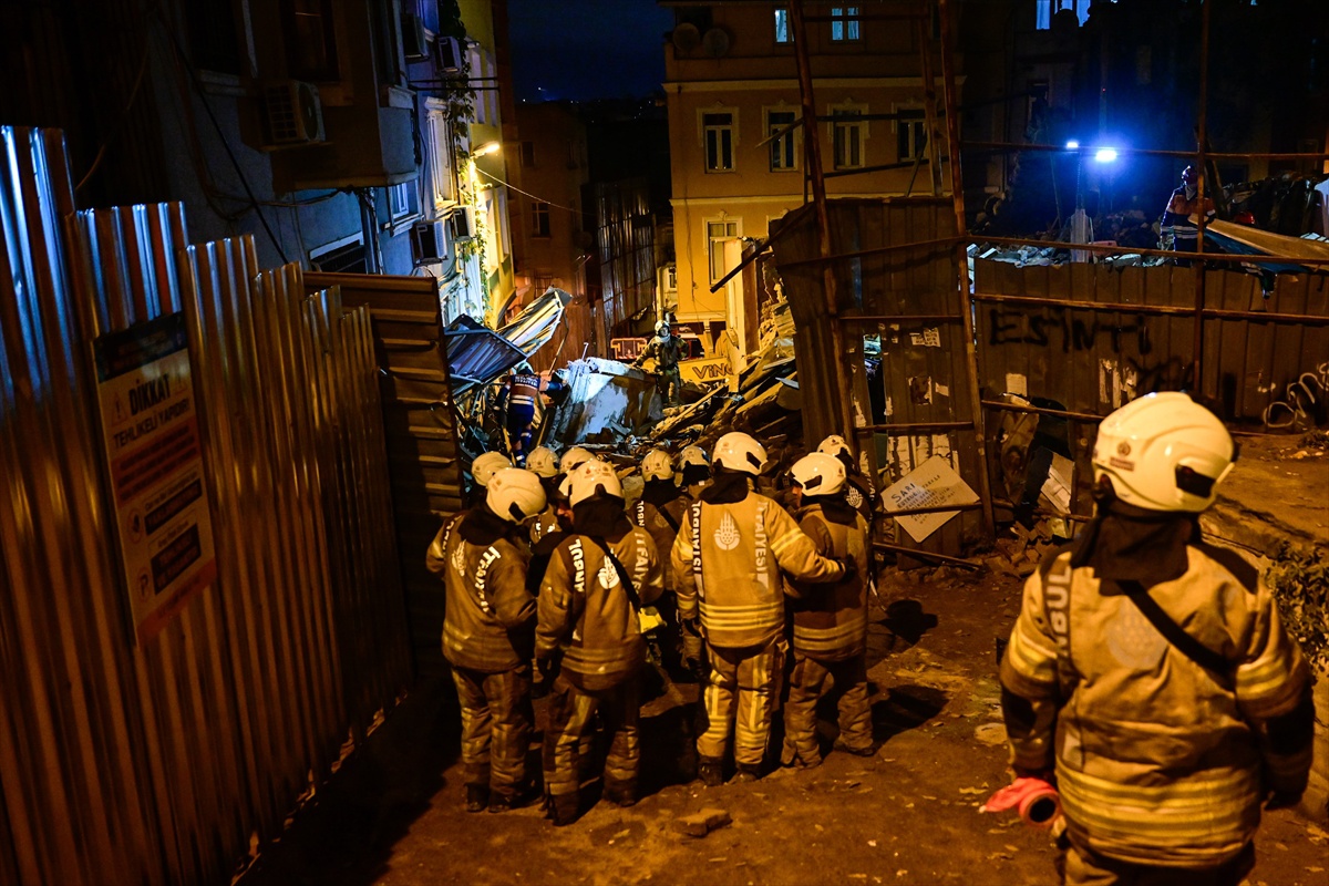 Beyoğlu Kurdela Sokak'ta 4 katlı bina yıkıldı: Enkazda arama çalışması