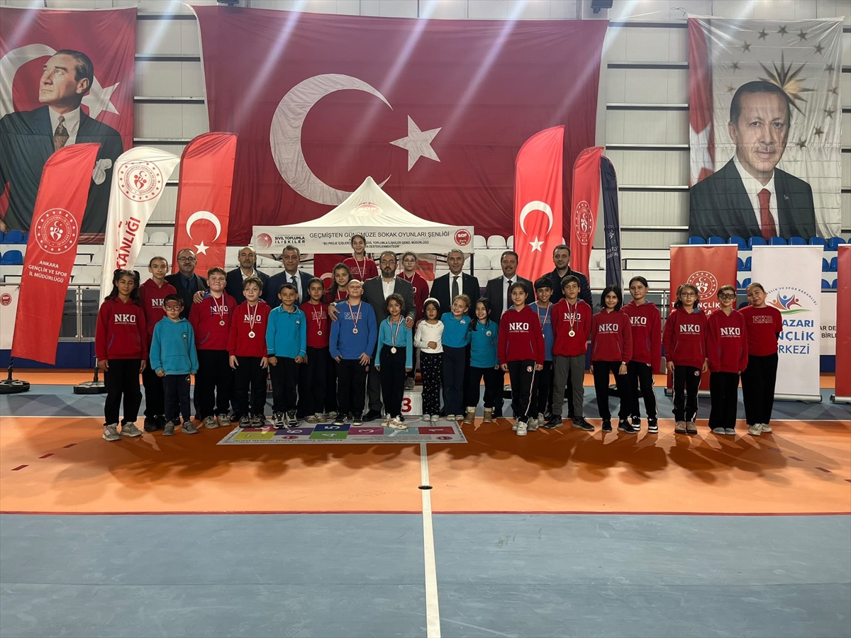 Beypazarı'nda çocuklar geleneksel sokak oyunlarıyla Kapalı Spor Salonu'nda buluştu