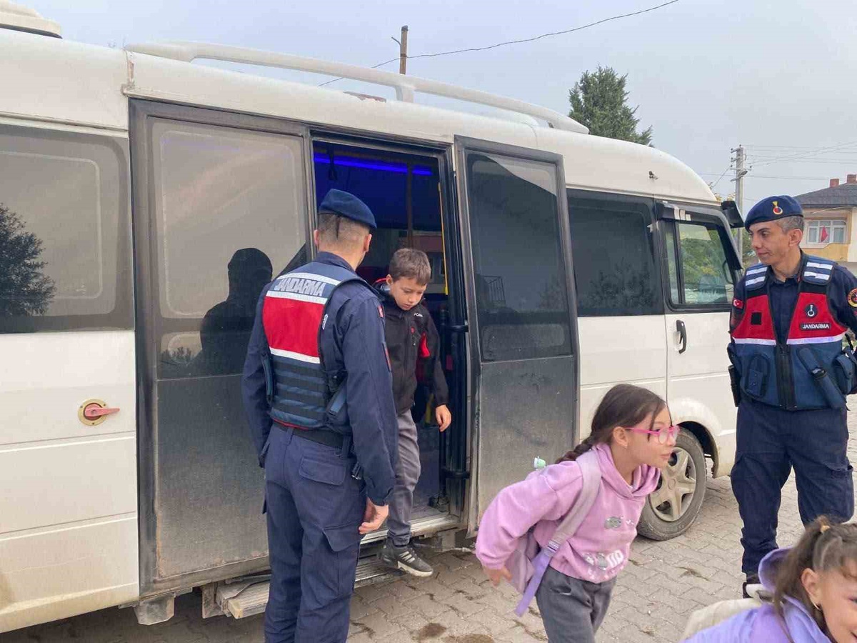 Bilecik İl Jandarma Komutanlığı okul çevresi ve servis denetimlerini sürdürüyor