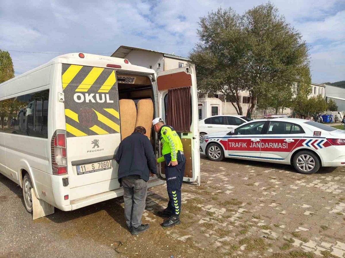Bilecik Osmaneli'de okul servis araçları ve şoförlerine denetim yapıldı