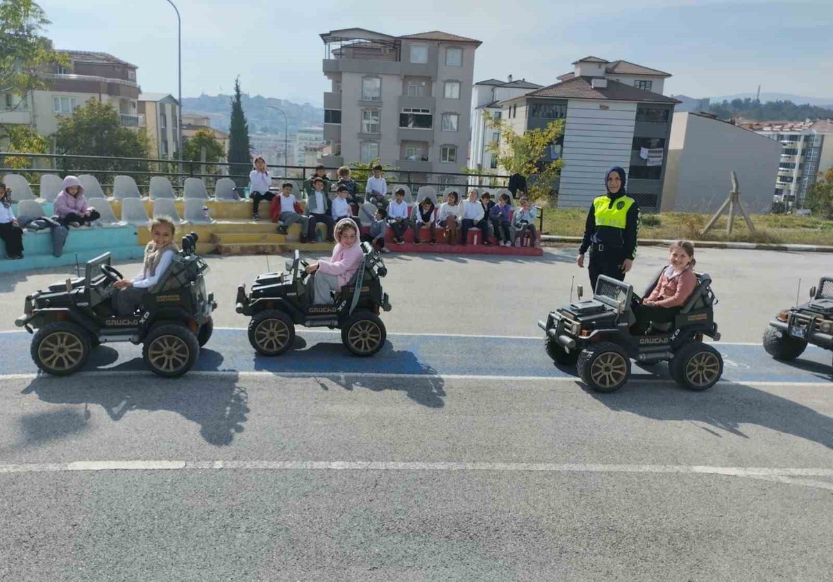 Bilecik'te 23 öğrenci trafik kurallarını uygulamalı eğitimle öğrendi