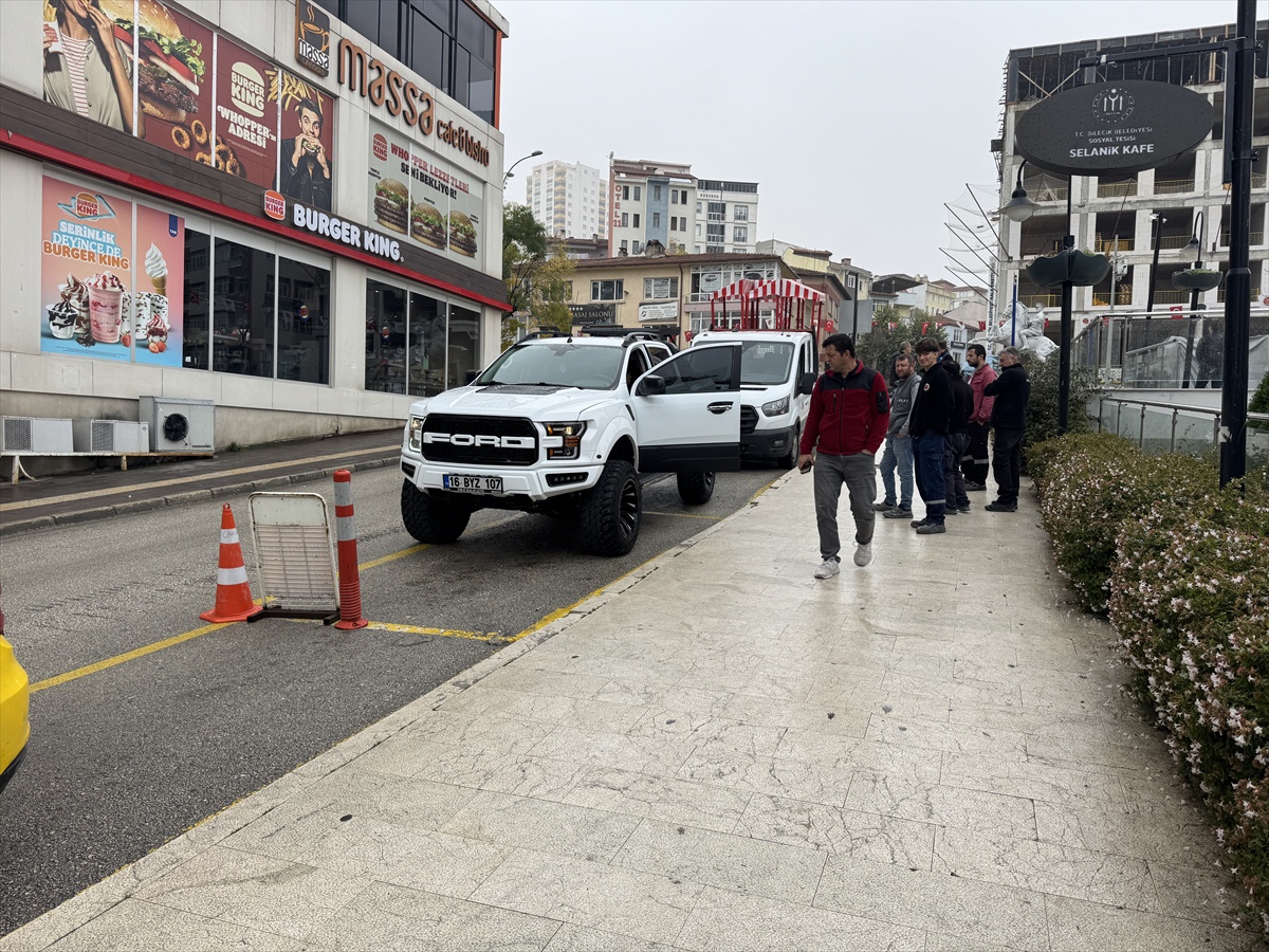Bilecik'te pikap içinde uyuyakalan şoför, polis ve sağlık ekiplerince uyandırıldı