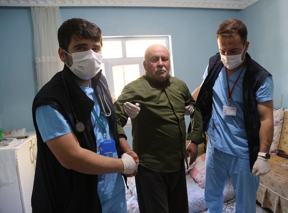 Bitlis Mutki'de evde sağlık ekipleri 175 hastayı köylerinde muayene ediyor
