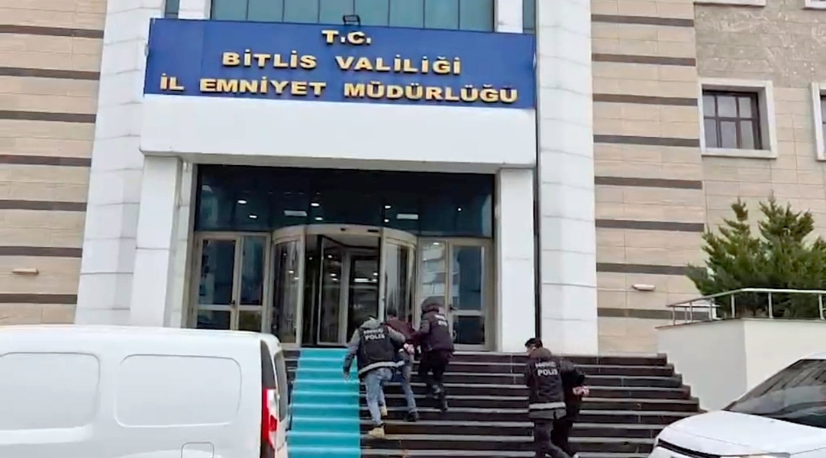 Bitlis Tatvan'da araçta 2 kilo 914 gram metamfetamin ele geçti, 2 şüpheli tutuklandı