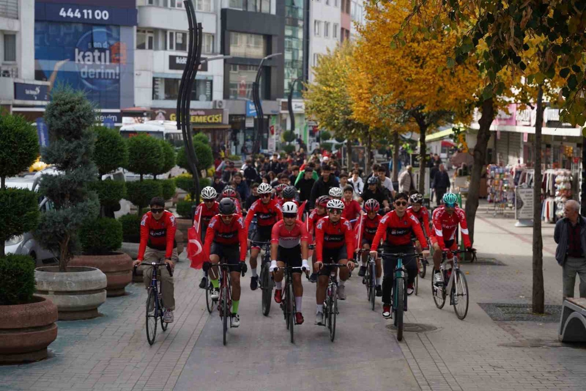 Bolu'da Cumhuriyet'in 103'üncü yıl dönümü bisiklet turuyla kutlandı