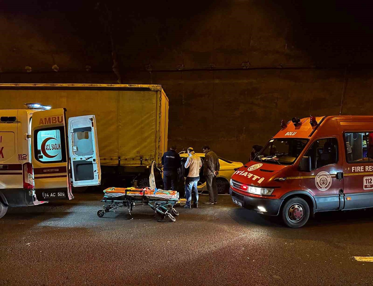 Bolu Dağı Tüneli'nde tıra arkadan çarpan otomobilde baba ve oğlu yaralandı