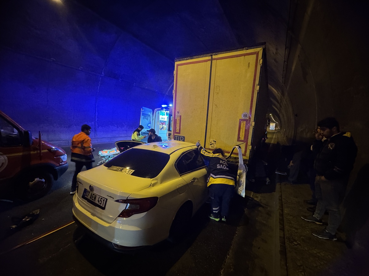 Bolu Dağı Tüneli'nde tırın altına giren otomobildeki baba ve oğlu yaralandı