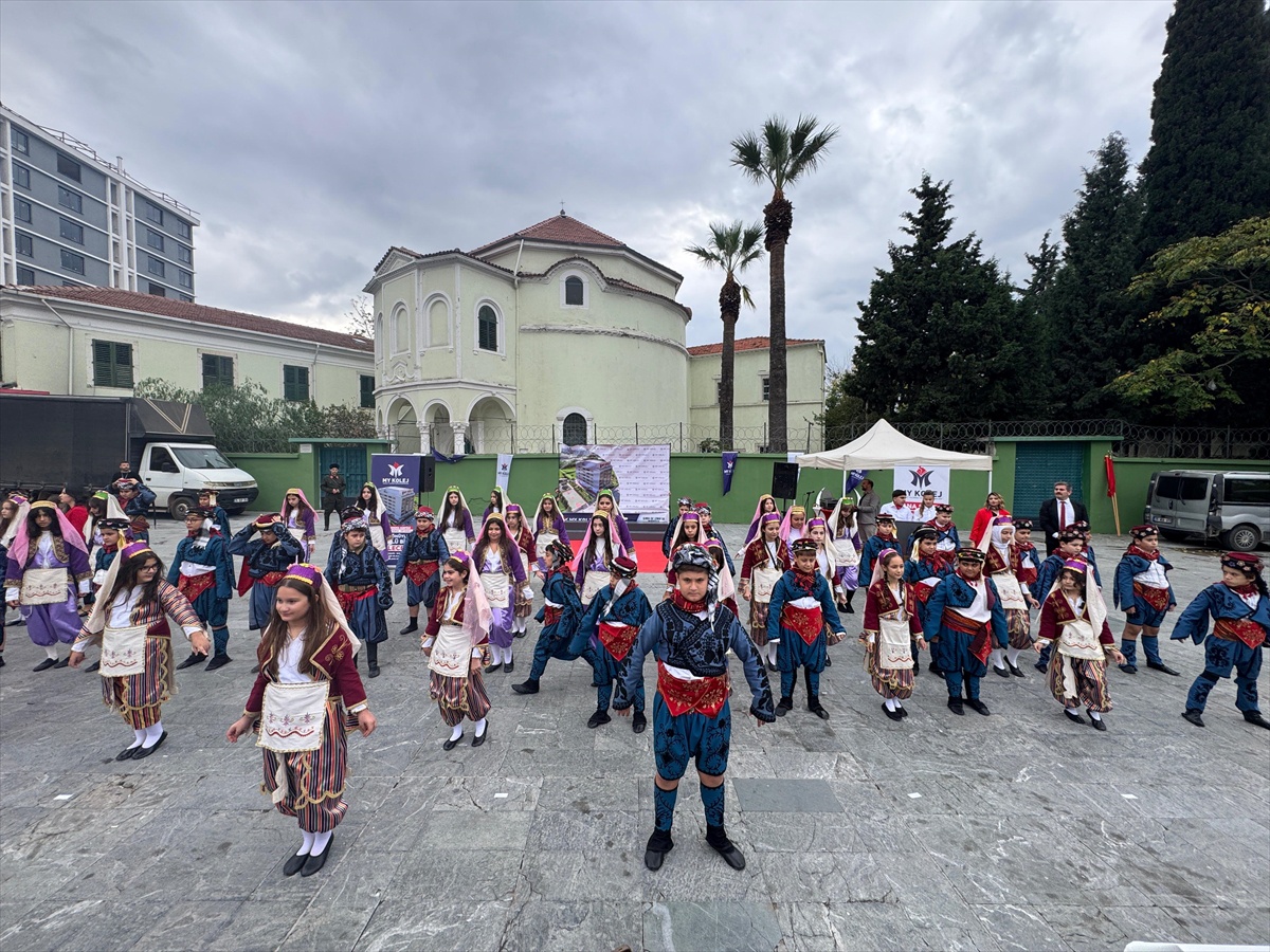 Bornova'da öğrenciler Cumhuriyet Bayramı'nda halk oyunları ve marşlarla gösteri sundu