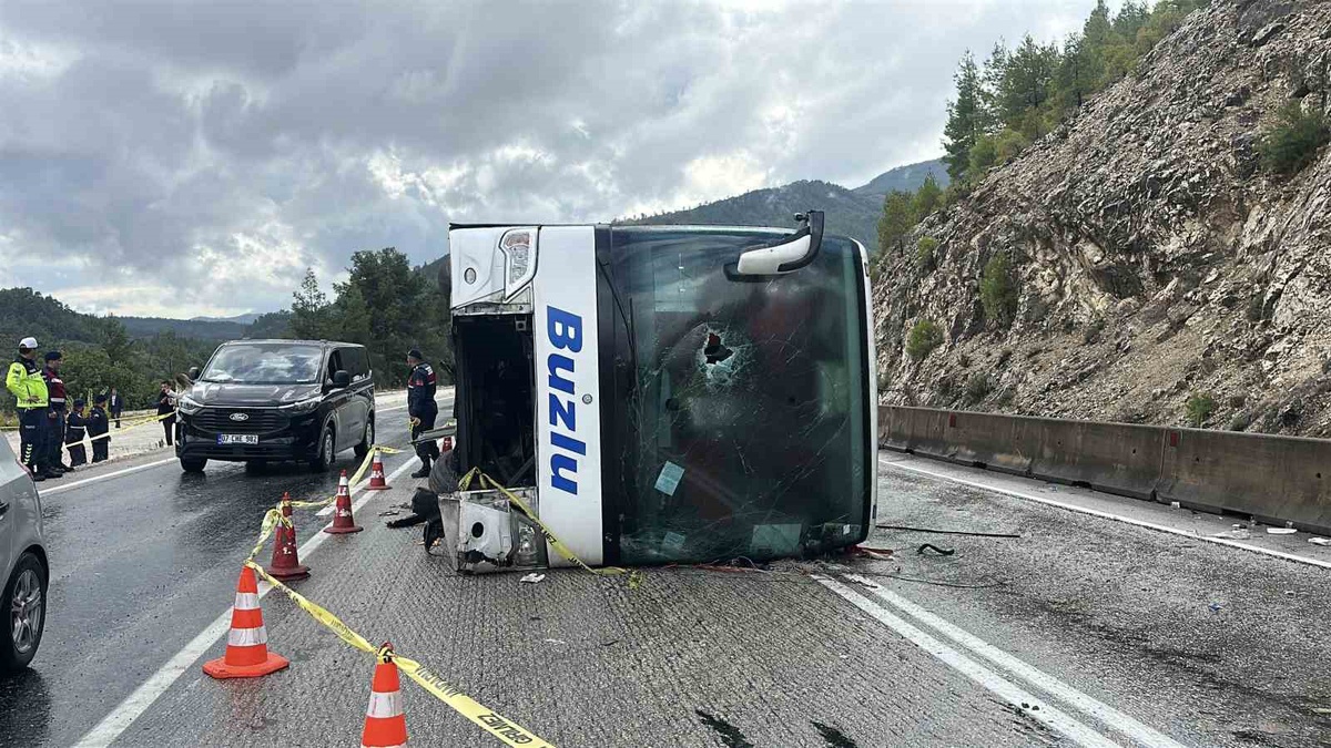Burdur Ağlasun'da devrilen yolcu otobüsünde 1 ölü 8 yaralı var, sürücü tutuklandı