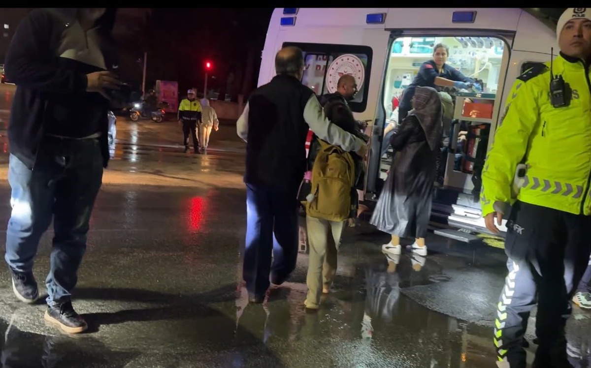 Burdur'da otomobille çarpışan öğrenci servisinde 12 öğrenci hafif yaralandı