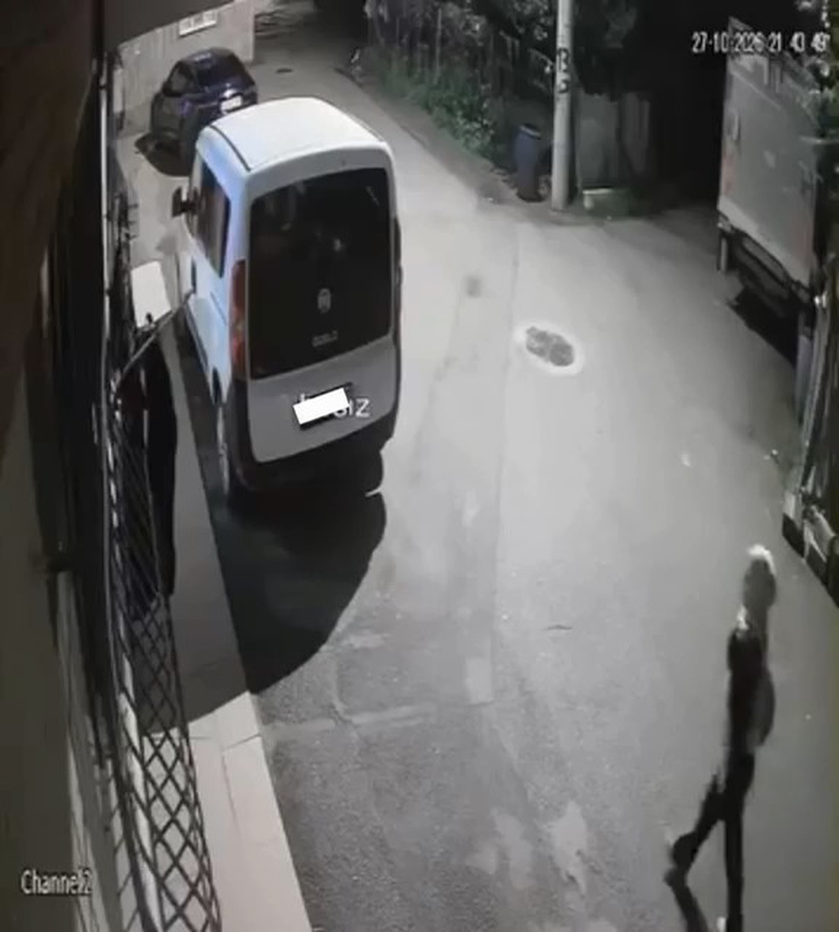 Bursa Gürsu'da kadın, pencerede asılı kıyafetlerden beğendiğini alıp uzaklaştı
