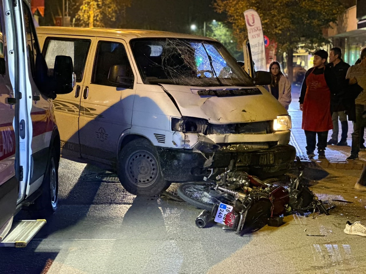 Bursa İznik'te minibüsle çarpışan motosikletin sürücüsü yaralandı