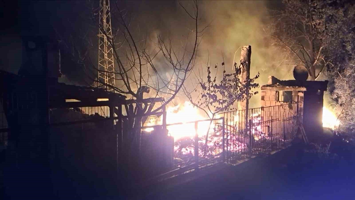 Bursa Nilüfer'de soba yüzünden çıktığı belirtilen bungalov yangını söndürüldü